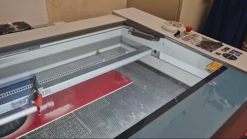 Charger la vidéo : Vidéo gravure et découpe laser - Quincaillerie mentonnaise